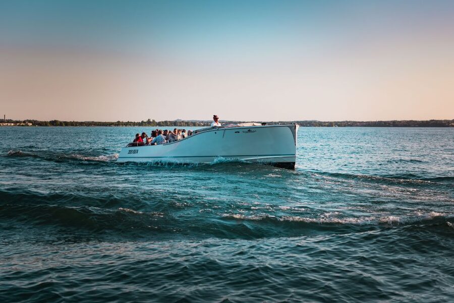 Sirmione: 25 Minute Boat Cruise around the Peninsula - Aquaria beauty center: the modern landmark you pass, not the stop you chase