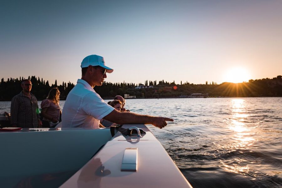 Sirmione: 25 Minute Boat Cruise around the Peninsula - Captain narration in Italian and English: what makes the ride feel fun