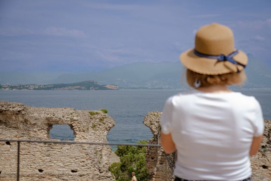 Sirmione: Grotte di Catullo Archeological Tour - First Stop: Finding the Guide at Grotte di Catullo