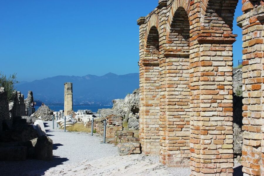 Sirmione: Lake Garda Boat, Grotte di Catullo & Walking Tour - Using free time well, including gelato without derailing the tour