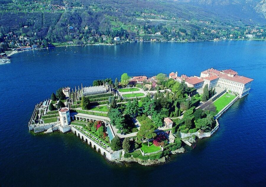Stresa: Isola Bella Boat Tour - Getting to the yellow and blue pier in Piazza Marconi