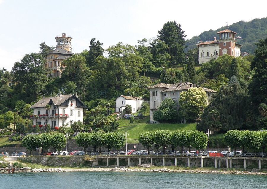 Stresa: Private Cruise to Santa Caterina del Sasso - Getting to Piazza Marconi and the Yellow and Blue Pier